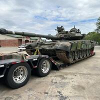 tank-t-90-rusia-muncul-secara-misterius-di-truck-stop-amerika