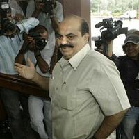 gila-mantan-politisi-india-ditembak-mati-saat-live-di-tv