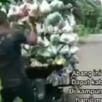 viral-tukang-sayur-banting-dan-lempar-dagangannya-sendiri-ternyata-ini-penyebabnya