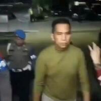 gila-anaknya-menganiaya-mahasiswa-bapaknya-malah-nonton-dan-beri-instruksi