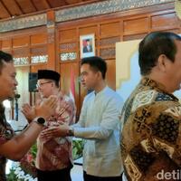 gibran-pakai-baju-koko-warna-biru-terinspirasi-mas-ibas