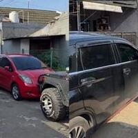 tetangga-parkir-mobil-sembarangan-di-jalan-pria-ini-langsung-beri-balasan