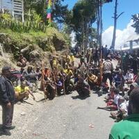muak-dengan-kkb-warga-kampung-papua-angkat-senjata-dan-siap-berperang