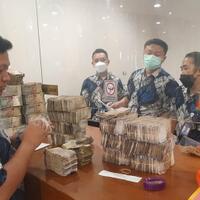 kisah-kakek-sarneli-pengembala-bebek-menabung-104-juta-ada-sebagian-tak-bisa-ditukar