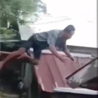 efek-mabuk-kecubung-pria-ini-lompat-dan-terjun-bebas-ke-atap-rumah