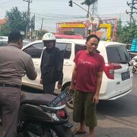 emak-emak-nyelonong-keluar-gang-tewas-ditabrak-truk-masuk-jalan-raya-ada-etikanya