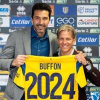 buffon-kiper-legenda-italia-tak-ingin-pensiun-walau-terdepak-dari-juventus-dan-psg