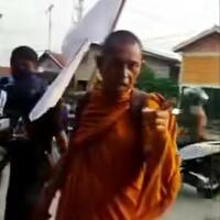 norak-orang-ini-dimarahi-biksu-yang-sedang-thudong-karena-bicara-tak-pantas