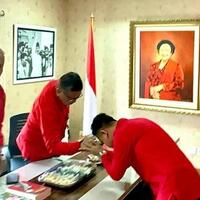 masuk-ruang-pemanggilan-dpp-pdip-gibran-langsung-salim-ke-hasto