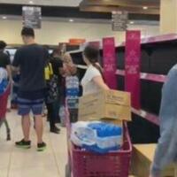 warga-malaysia-panic-buying-air-mineral-rebutan-hingga-stok-kosong-ada-apa-nih
