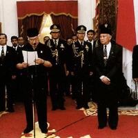 sehari-setelah-lengser-soeharto-mengurung-diri