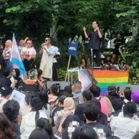 viral-demo-pro-lgbt-di-monas-bendera-pelangi-dibentangkan-kok-gak-ada-yang-protes