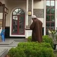 viral-pria-sholat-di-depan-gereja-hkbp-medan-ternyata-ini-penyebabnya