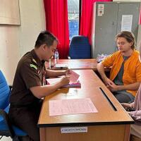 turis-australia-yang-telanjang-dan-pukul-warga-aceh-dibebaskan