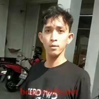 tak-terima-dibayar-rp400-tukang-parkir-ini-pukul-pengunjung-minimarket