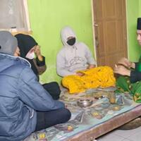 diduga-kena-pelet-dua-pria-muda-menikah-dengan-nenek-nenek-percaya-gan
