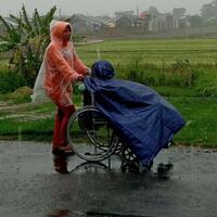 simbol-kesetiaan-wanita-selama-saya-sehat-akan-saya-antar-suami-saya-berobat