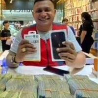 kisah-tukang-parkir-beli-iphone-pakai-uang-dalam-kresek-nominalnya-fantastis-usai