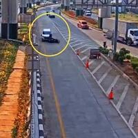 susahnya-tahan-emosi-di-jalan-mobil-ini-seruduk-pengendara-motor-hingga-tewas