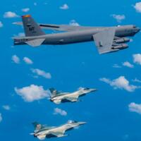 untuk-pertama-kali-pesawat-bomber-b-52-stratofortress-mendarat-di-indonesia