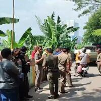 usai-viral-perkampungan-kolong-jembatan-didatangi-satpol-pp-tapi-dihalangi-ormas