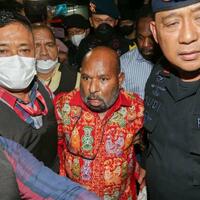 biaya-makan-lukas-enembe-mencapai-1m-sehari-pantas-warga-papua-banyak-yang-miskin