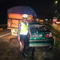 bmw-tabrak-truk-di-tol-dalam-kota-seorang-penumpang-tewas-terjepit