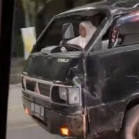 viral-emak-emak-kenakan-mukena-sambil-sopiri-mobil-pikap-ugal-ugalan