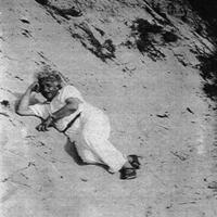 8-potret-bersejarah-yang-berhasil-menangkap-keseharian-albert-einstein