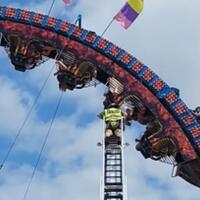 8-penumpang-terjebak-di-roller-coaster-dalam-posisi-terbalik-selama-3-jam