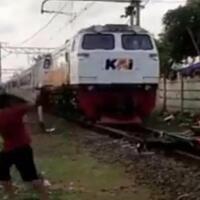 viral-pria-bunuh-diri-di-rel-kereta-dan-direkam-anak-anak-sudah-lihat-videonya