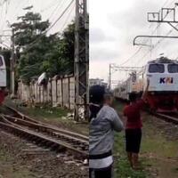 viral-video-seorang-pria-bunuh-diri-di-rel-kereta-tiba-tiba-tidur-rebahan