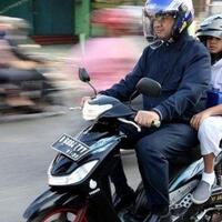 antar-anak-sekolah-netizen-salah-fokus-plat-nomor-anies-baswedan