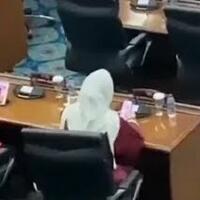 viral-main-game-di-rapat-dprd-dki-cinta-mega-bantah-main-slot