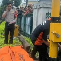 buka-paksa-palang-pintu-kereta-pemotor-tidak-sabaran-ini-tewas-tersambar-kereta