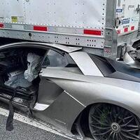 lamborghini-aventador-sewaan-menabrak-truk-trailer-untungnya-pengemudi-selamat