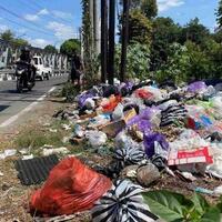 imbas-penutupan-tpa-piyungan-lautan-sampah-muncul-di-ujung-jembatan-gembira-loka-zoo