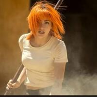 5-potret-cantik-emily-rudd-pemeran-nami-di-one-piece-live-action-cocok-gak