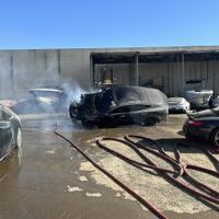 tesla-model-s-terbakar-lagi-petugas-pemadam-kebakaran-kembali-dibuat-kerepotan