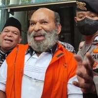 jorok-lukas-enembe-kerap-kencing-sembarangan-dan-tidak-cebok-usai-bab-di-rutan