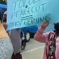 nah-loh-ketahuan-massa-yang-gelar-aksi-demo-di-rumah-rocky-gerung-dibayar-rp100000