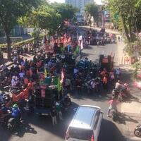 pendemo-berhenti-dan-bikin-macet-surabaya-pengguna-jalan-perang-klakson