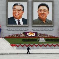 korut-diterjang-badai-warga-wajib-menyelamatkan-foto-kim-jong-un-pentingkah