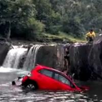 honda-brio-nyemplung-ke-sungai-karena-lupa-tarik-rem-tangan