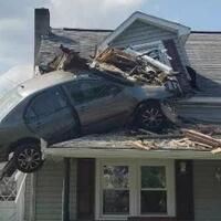 toyota-corolla-nyangsang-di-atap-rumah-bikin-warga-dan-polisi-pennsylvania-bingung