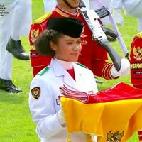 lilly-wenda-paskibraka-pembawa-baki-bendera-di-istana-merdeka-pelajar-inspiratif