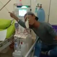 sambil-cuci-darah-pasien-rumah-sakit-tetap-ikut-lomba-makan-kerupuk-di-atas-kasur