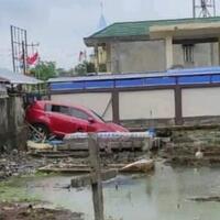 mobil-pdip-seruduk-pagar-masuk-kuburan-di-meranti
