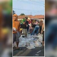 truk-kecelakaan-warga-jarah-susu-bear-brand-yang-berserakan-dan-dijual-di-facebook