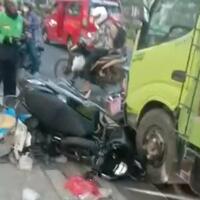 pemotor-lawan-arah-yang-tertabrak-truk-terancam-penjara-sudah-jatuh-tertimpa-tangga